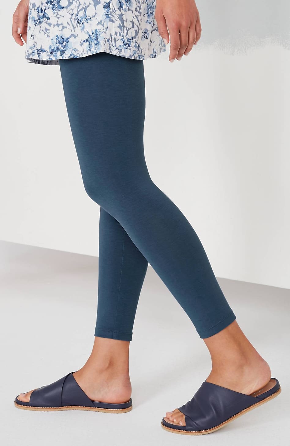 DSG athletic leggings. Capri Yoga pants. Size Medium. - $16 - From Jill