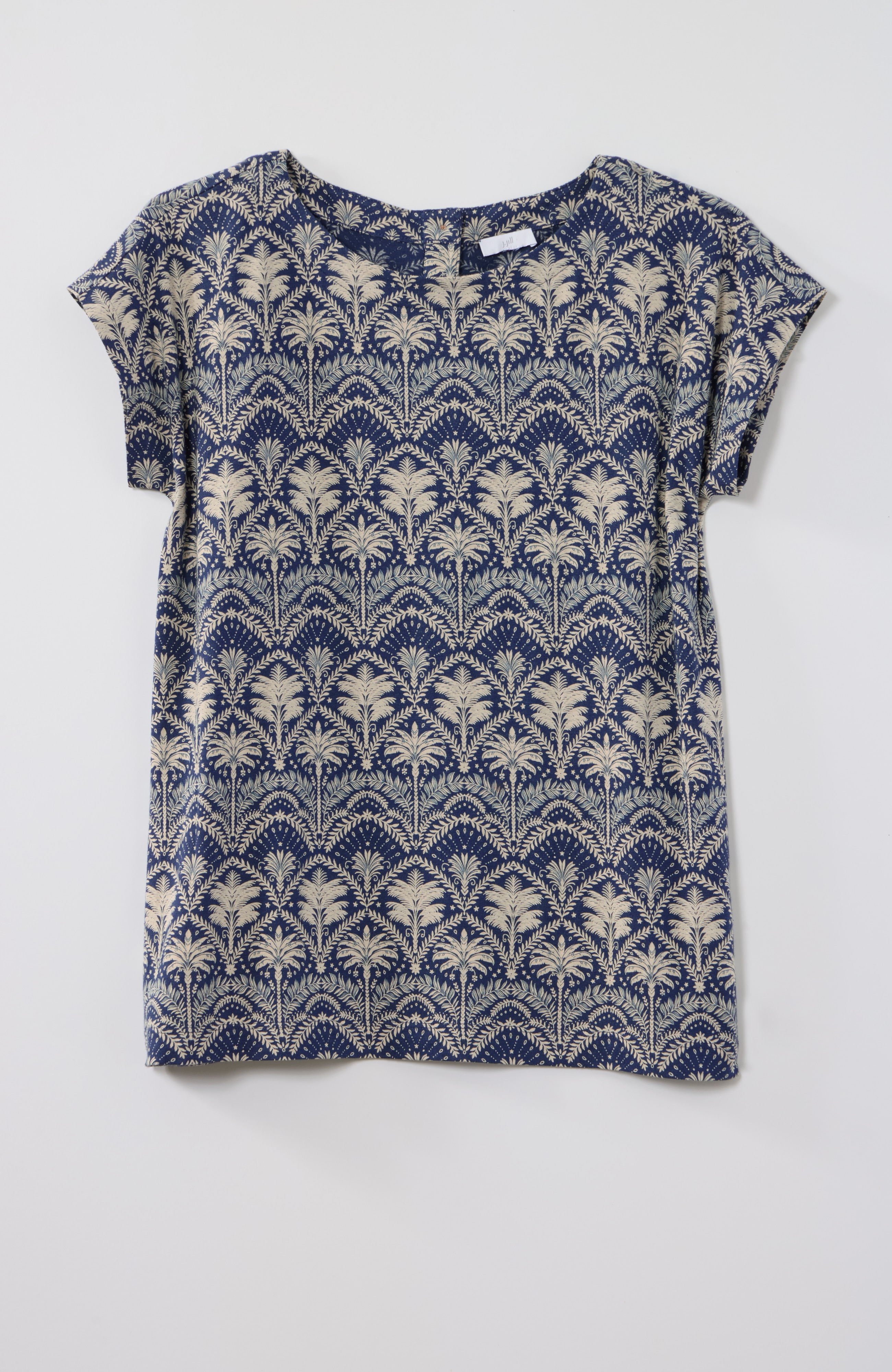 boat-neck buttoned-back tee