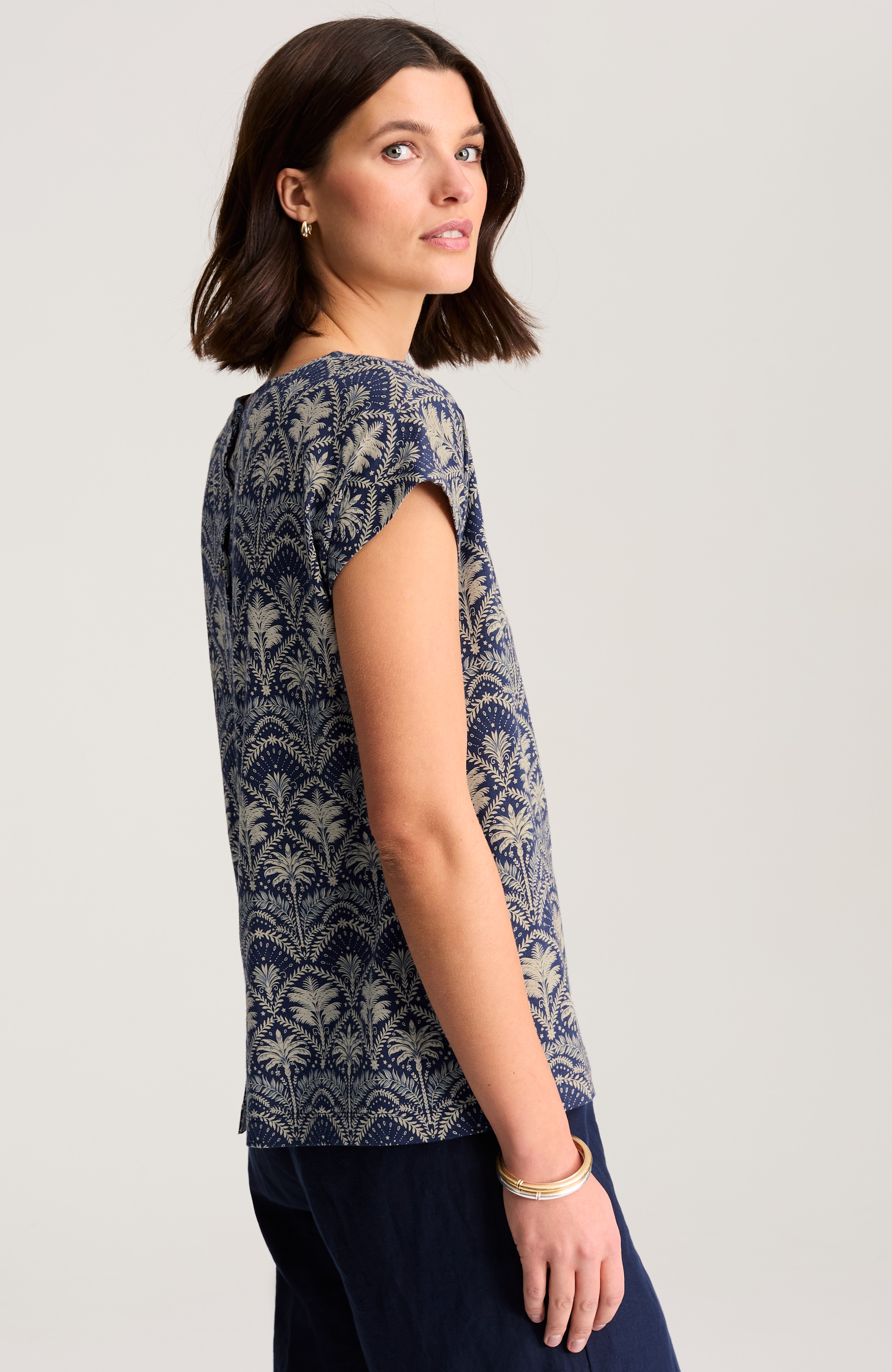 boat-neck buttoned-back tee