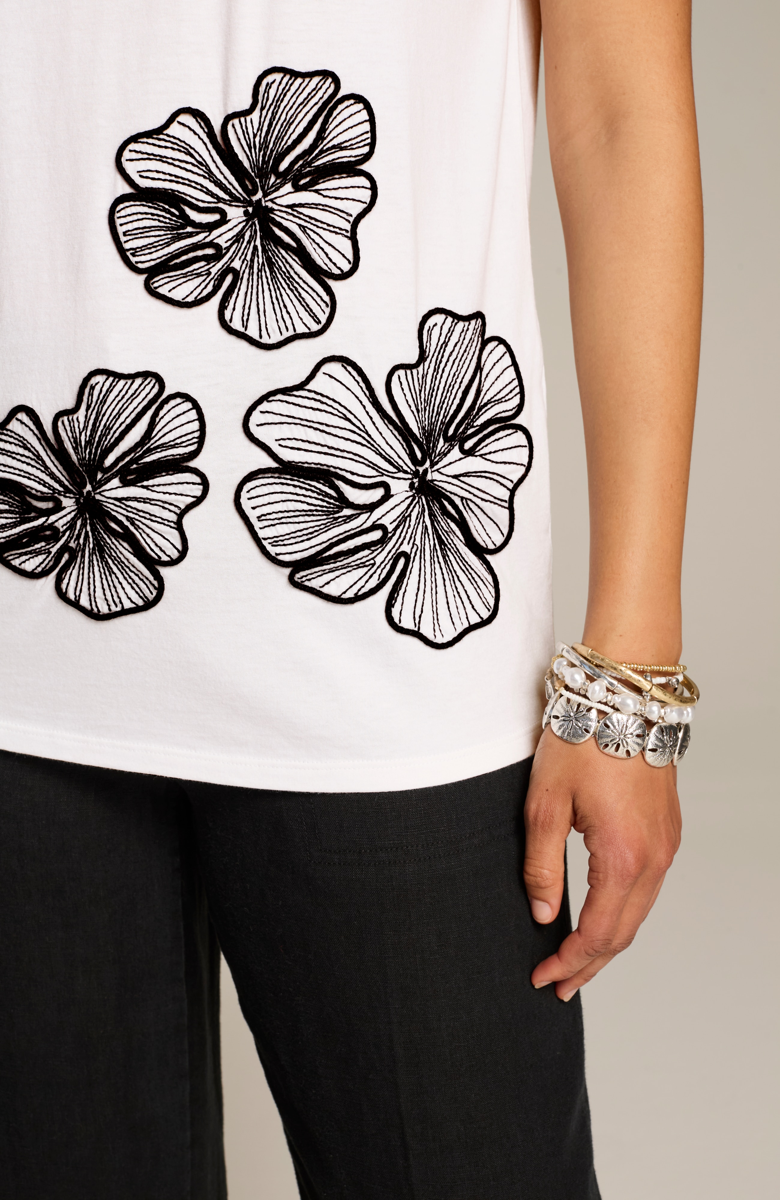 LOKITHO 刺繍　トップス　 FLOWER EMBROIDERY TOP LOKITHO/(ロキト)】コードエンブロイダリーヘムTシャツ（Tシャツ