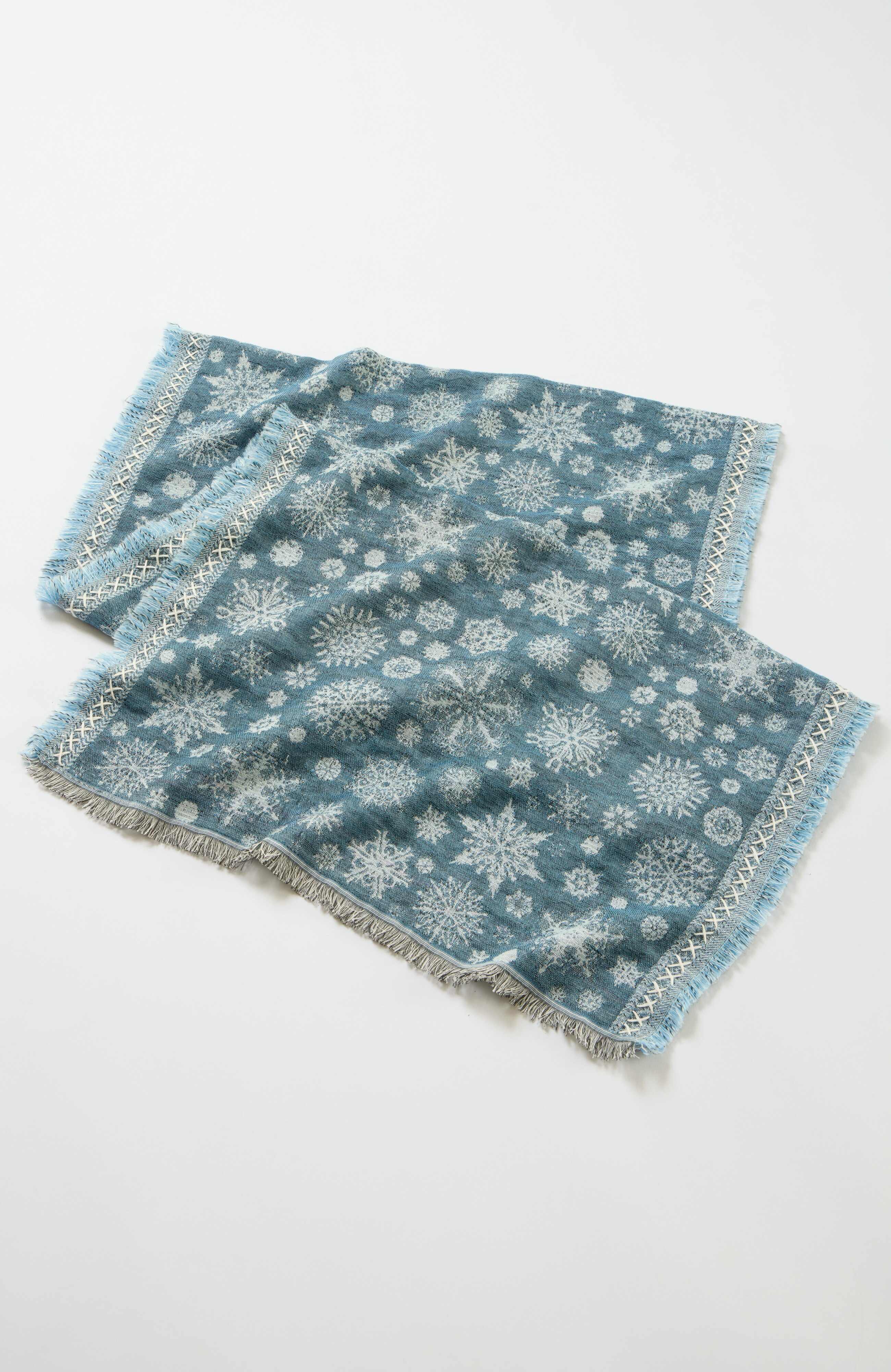 embroidered snowflake jacquard scarf