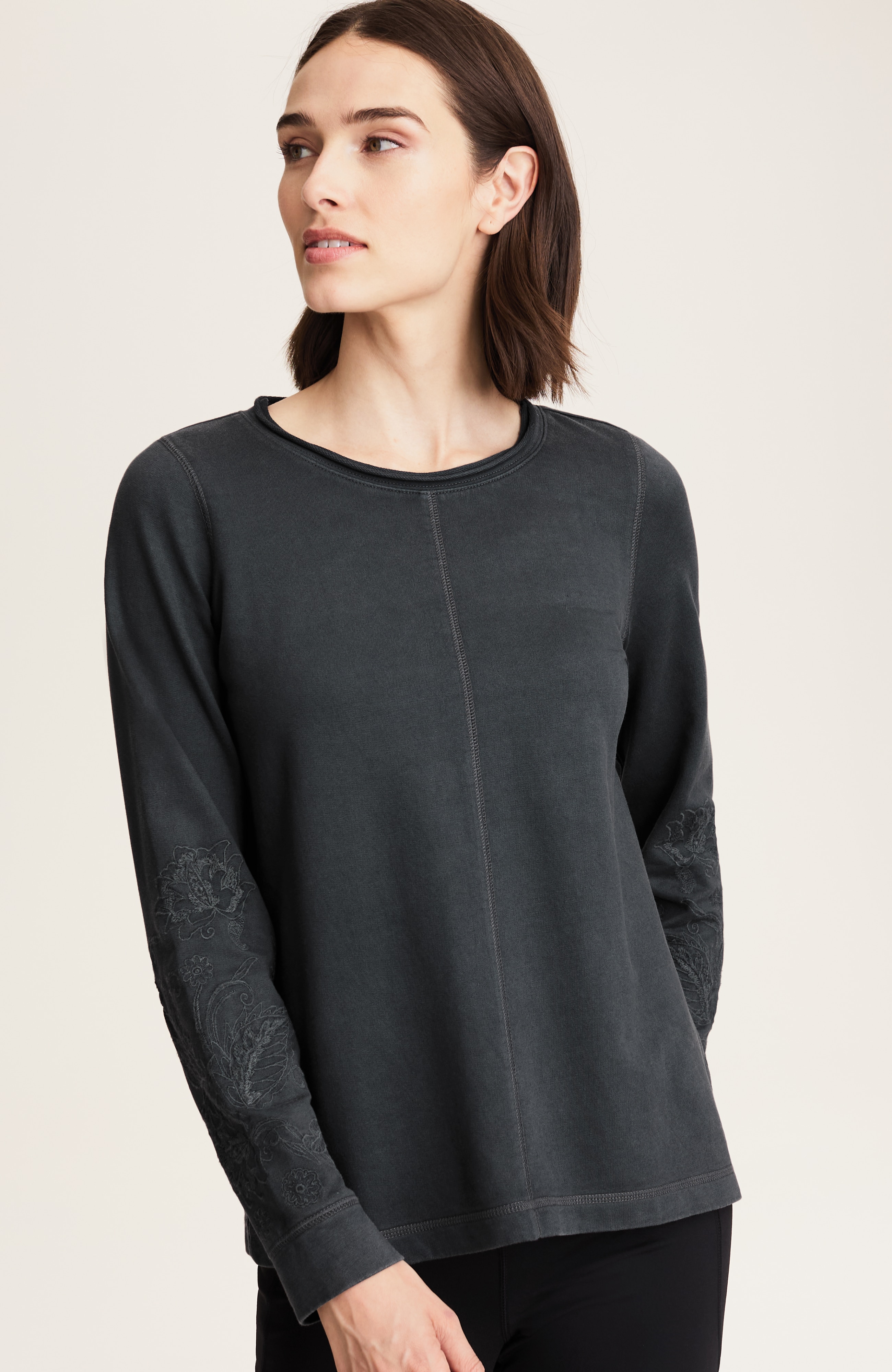 fit embroidered garment-dyed pullover