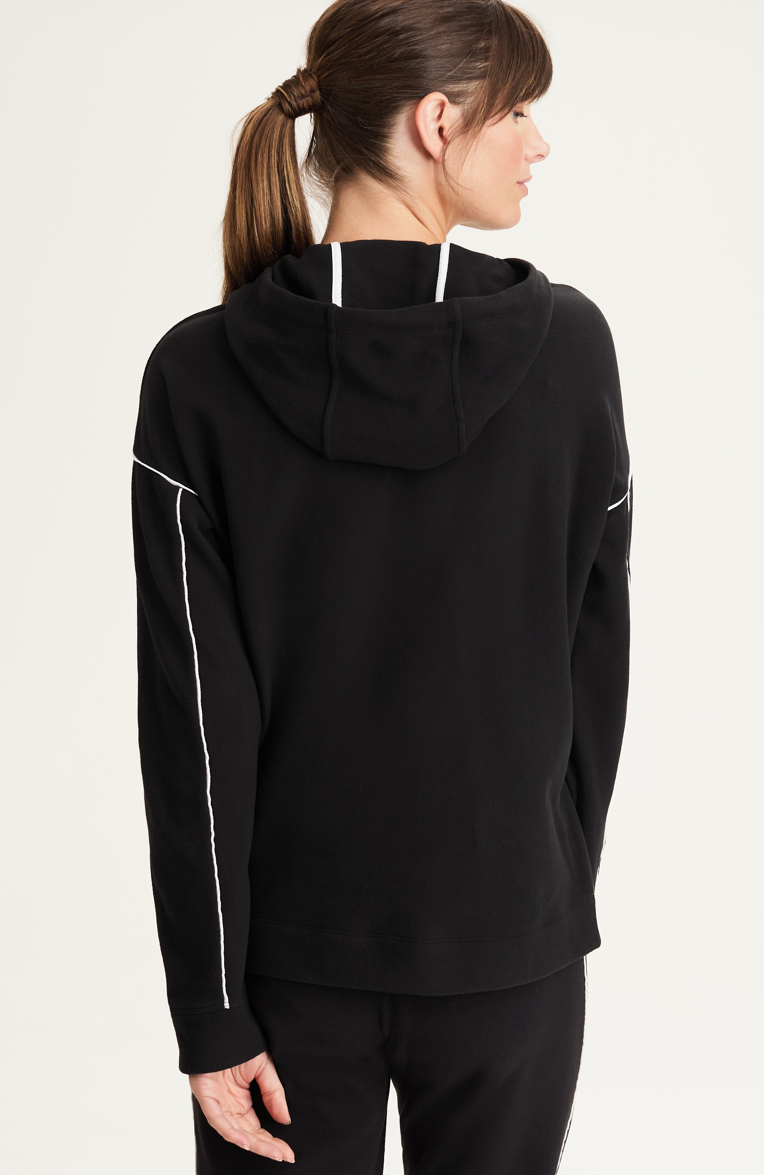 fit cozy contrast-trimmed sweatshirt