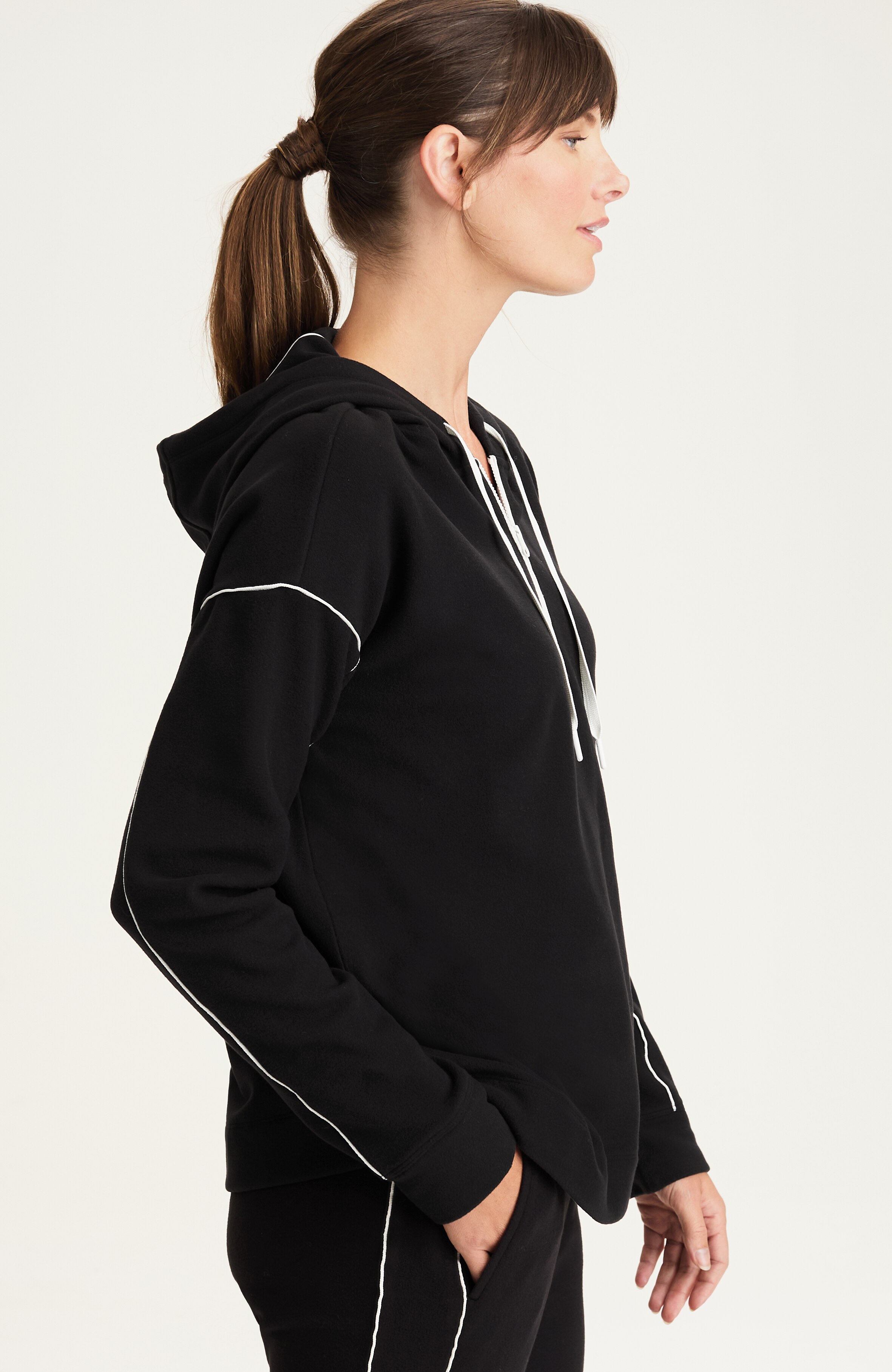 fit cozy contrast-trimmed sweatshirt