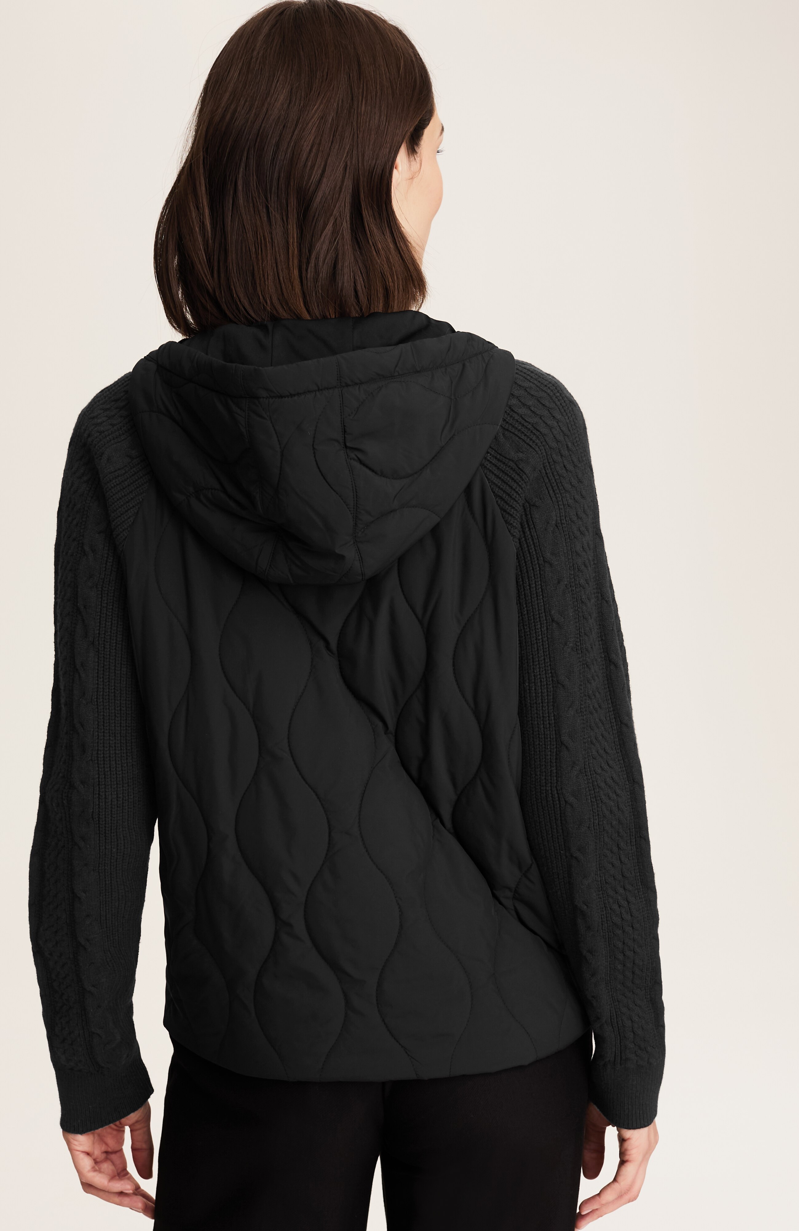 fit sweater-sleeve puffer jacket