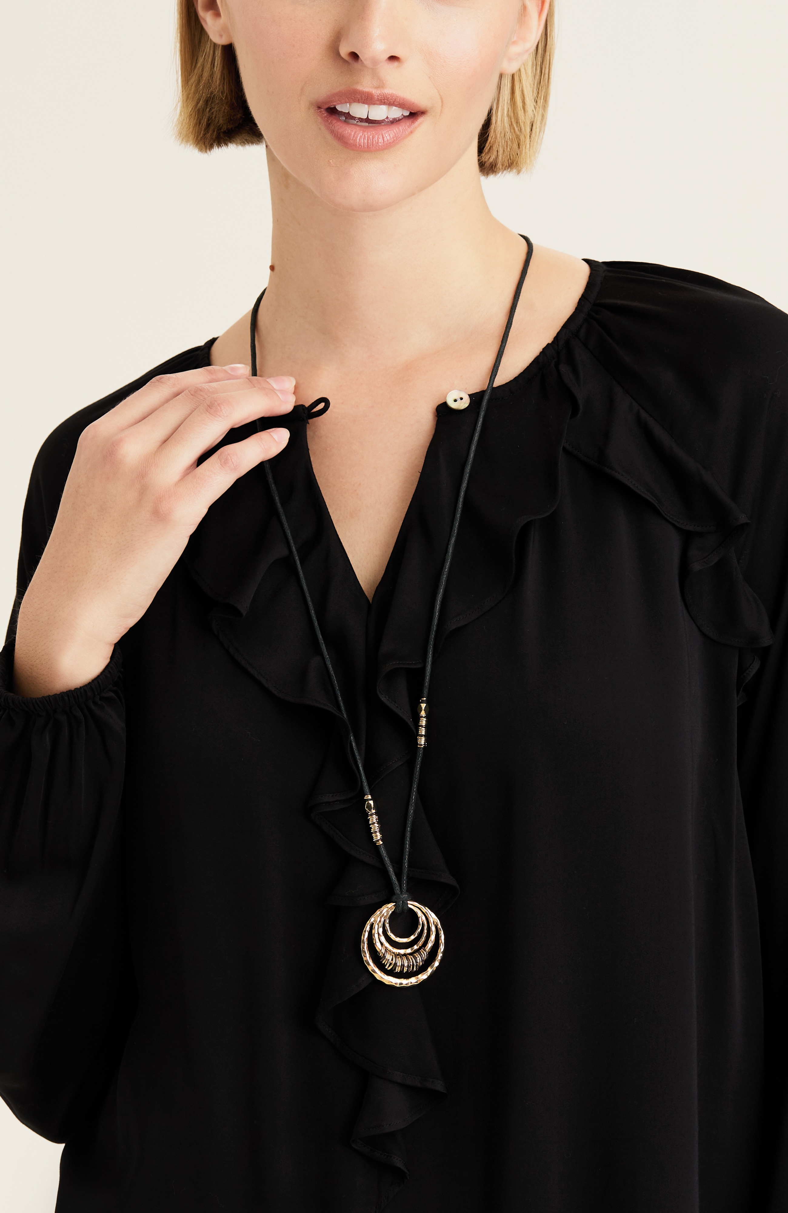 multi-metal circle pendant necklace