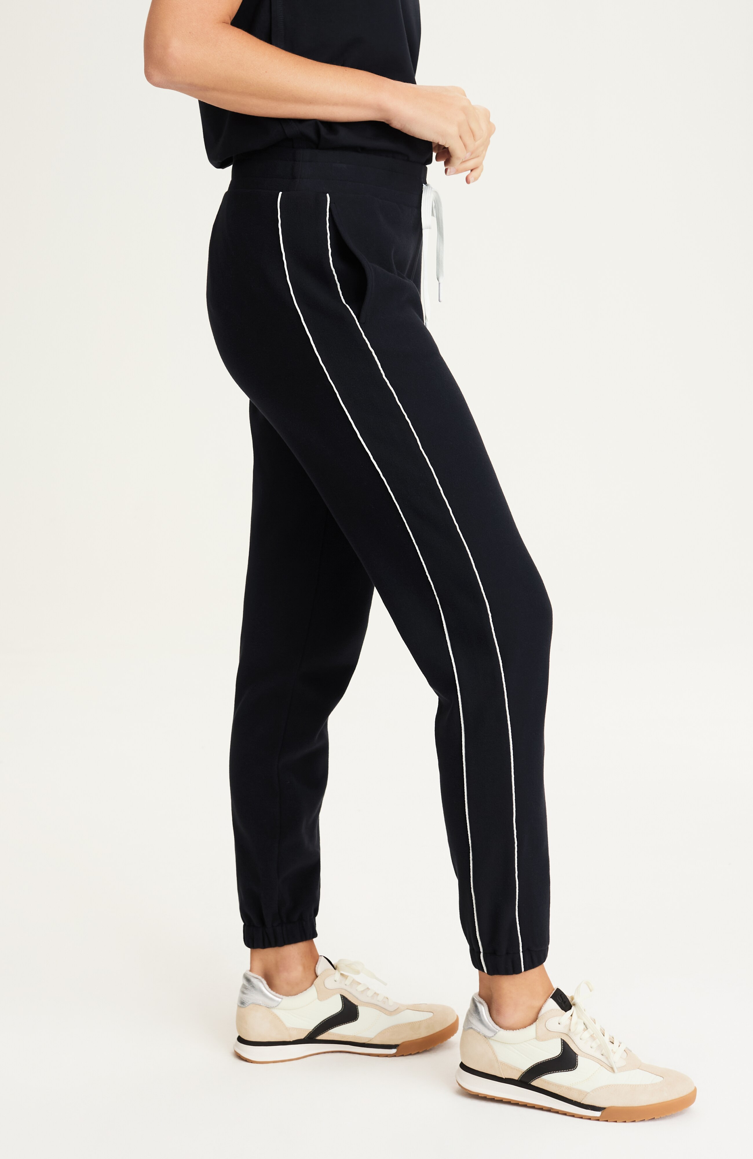 fit cozy contrast-trimmed joggers