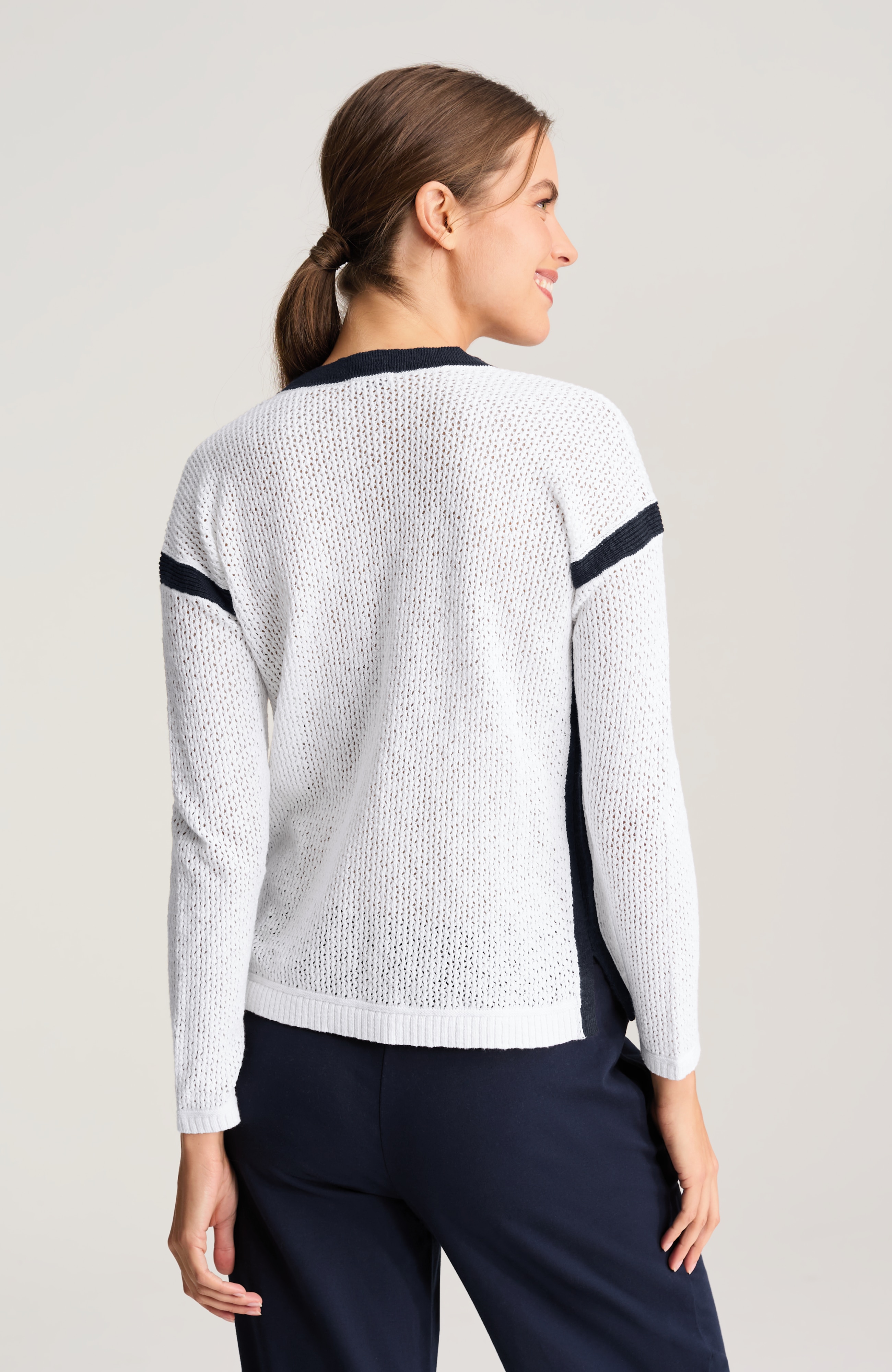 fit contrast v-neck sweater