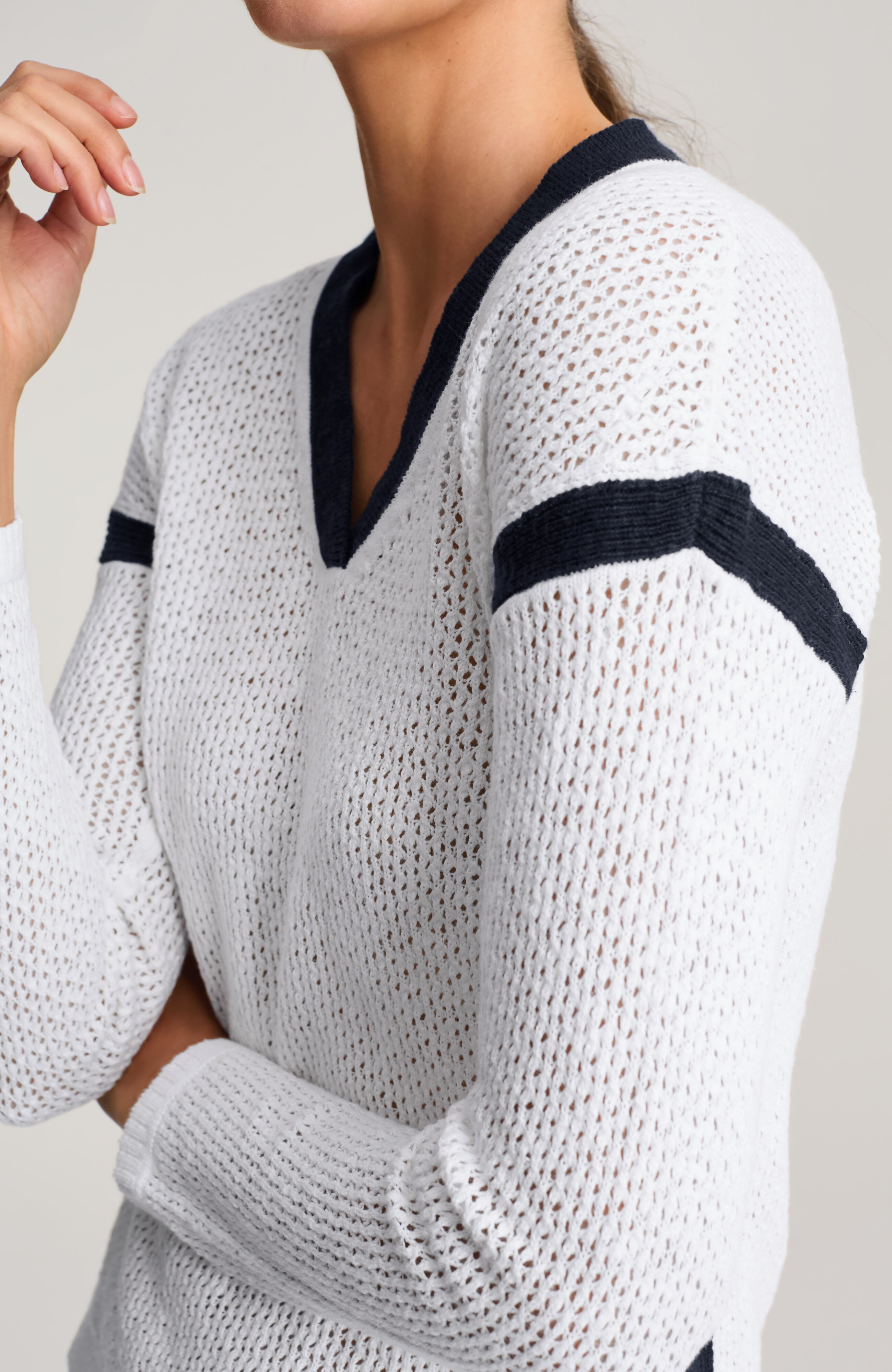 fit contrast v-neck sweater