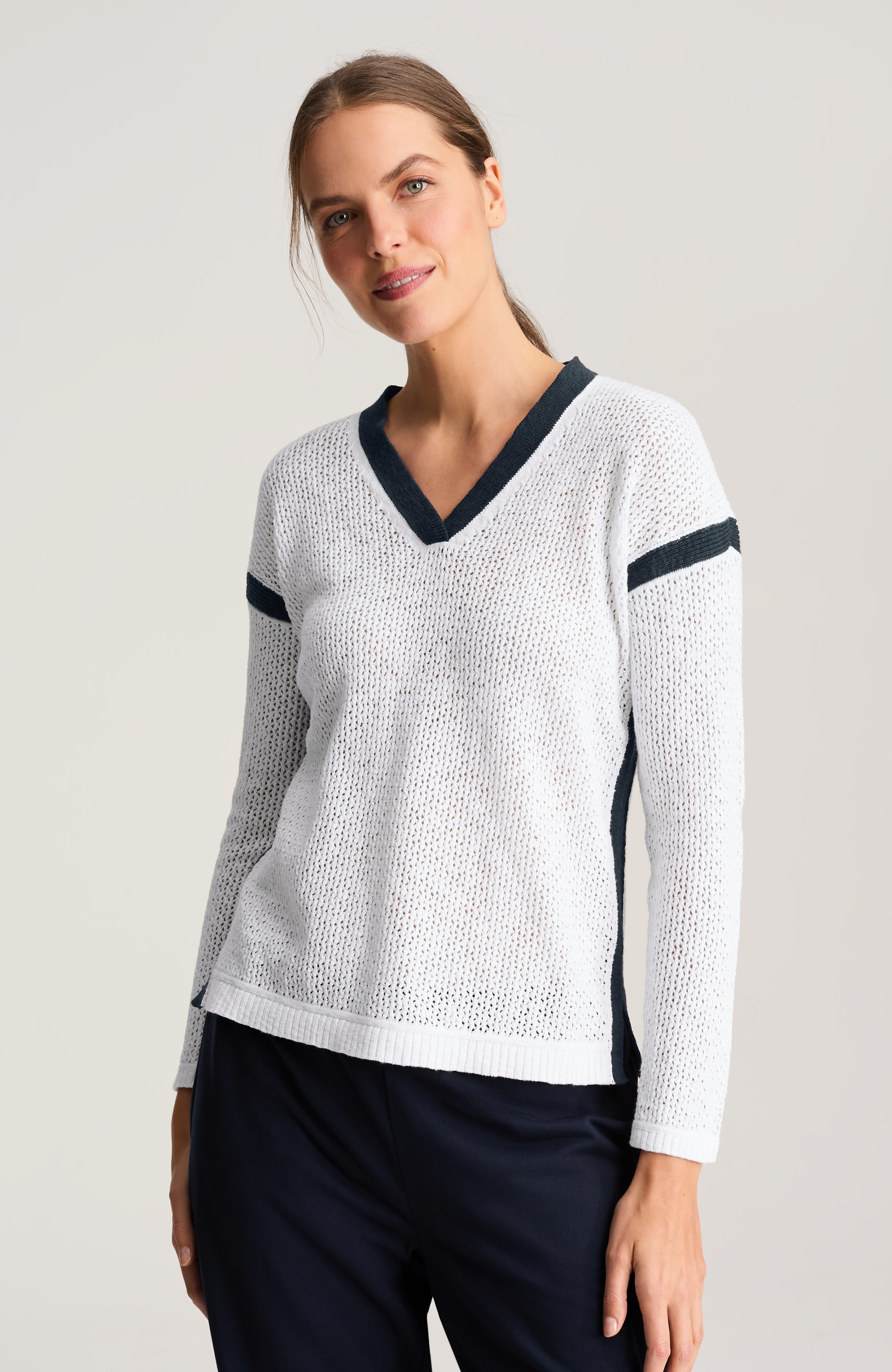fit contrast v-neck sweater