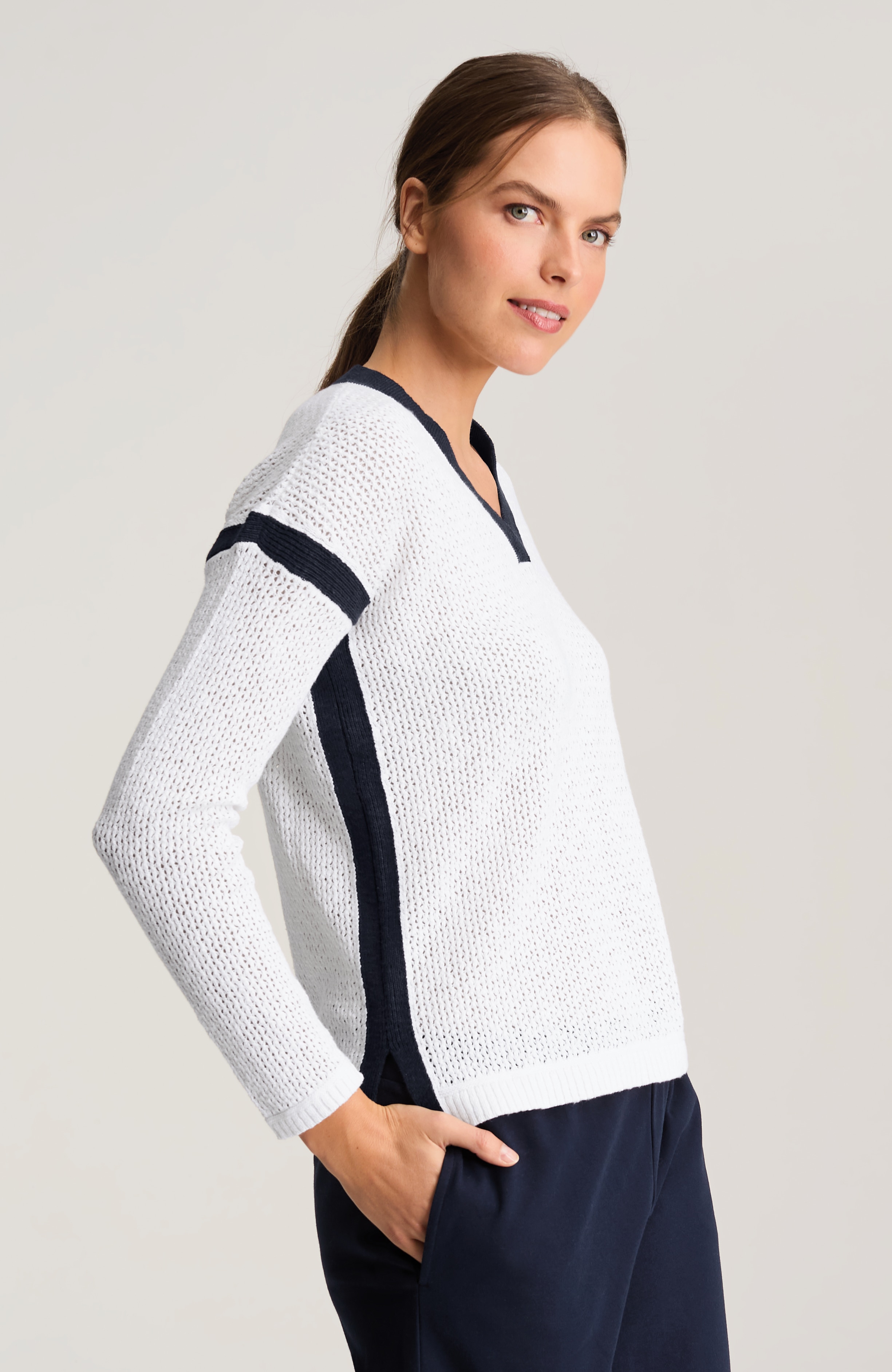 fit contrast v-neck sweater