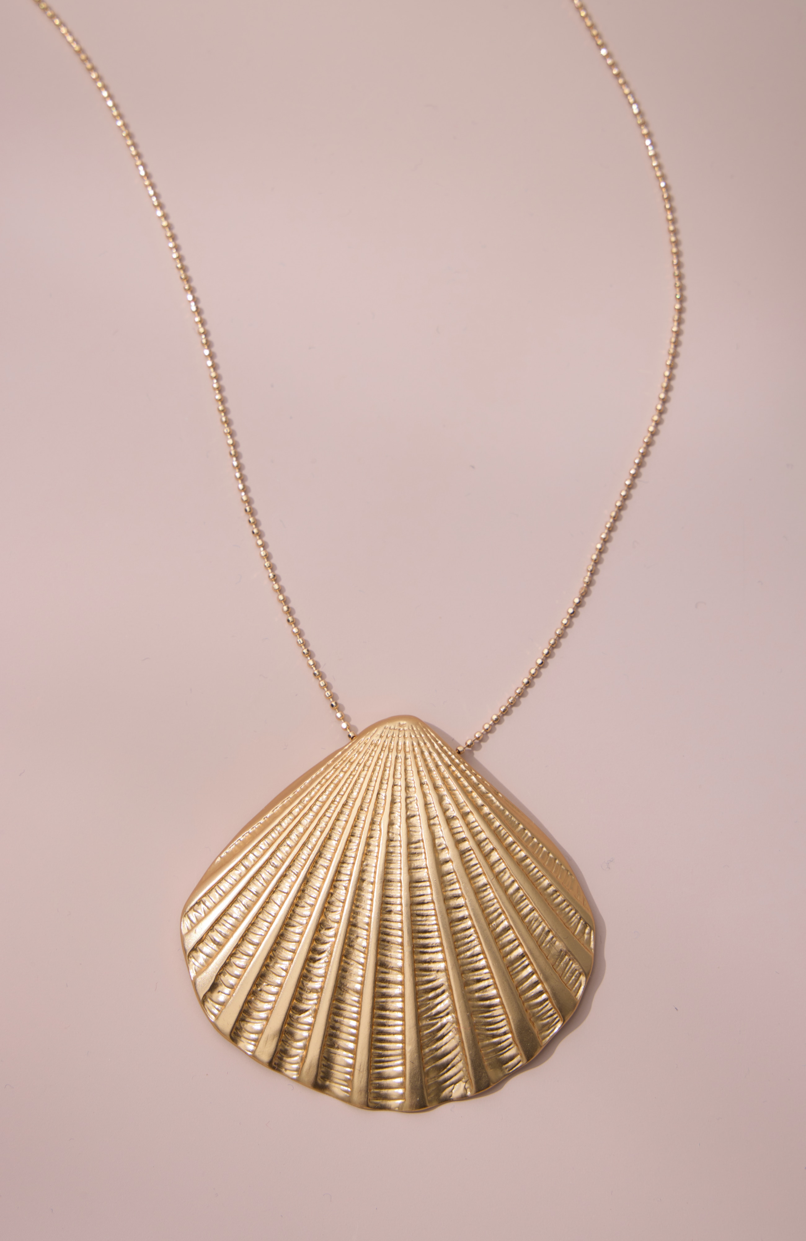 goldtone scallop pendant necklace