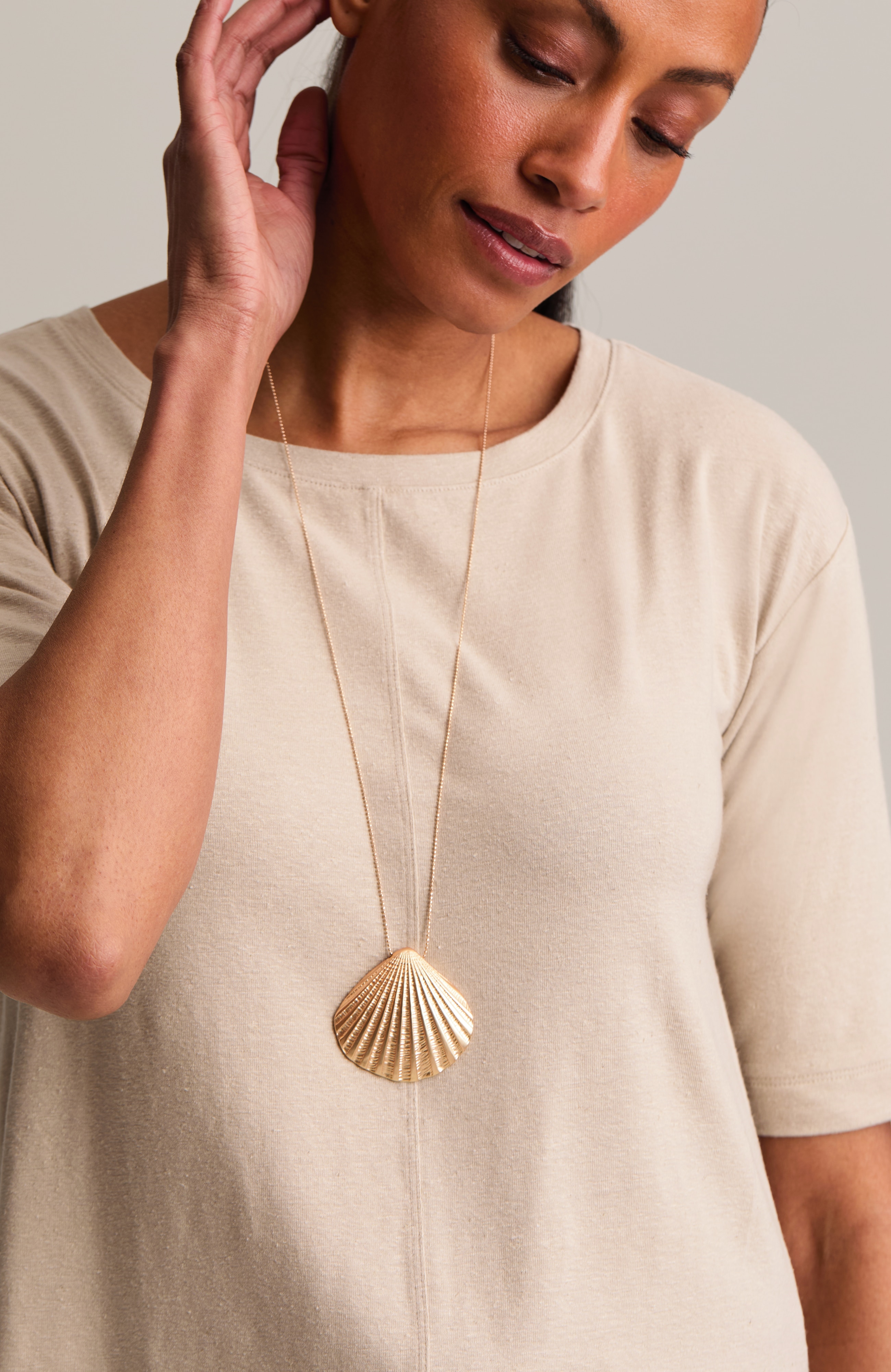 goldtone scallop pendant necklace